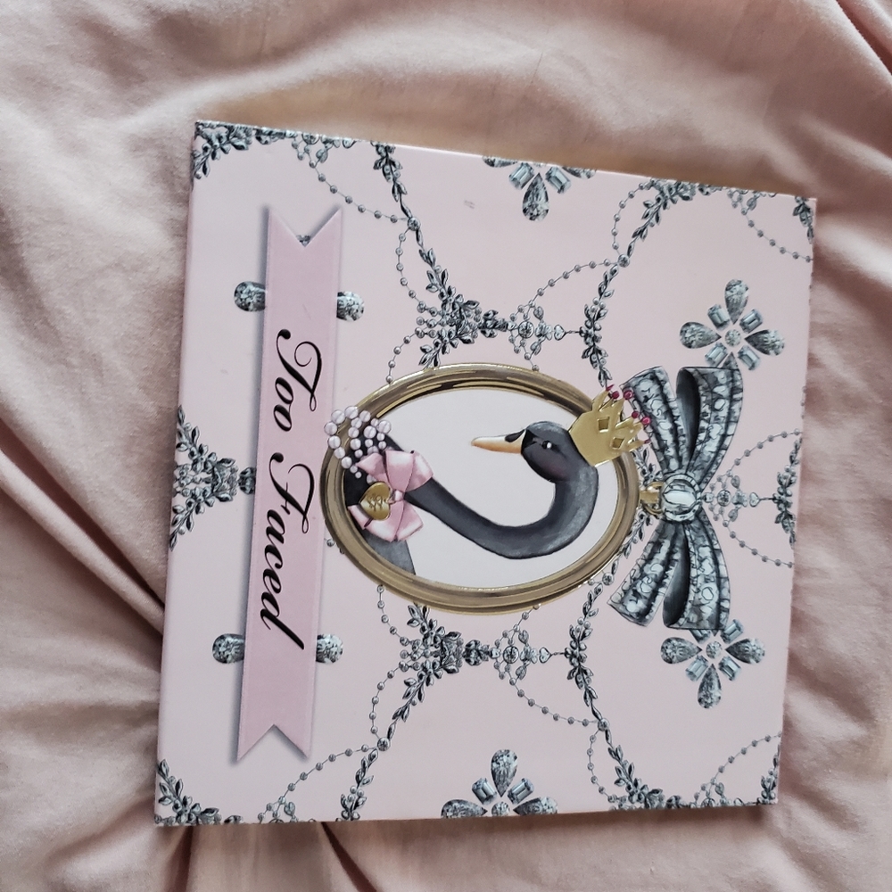 Too faced holiday palette